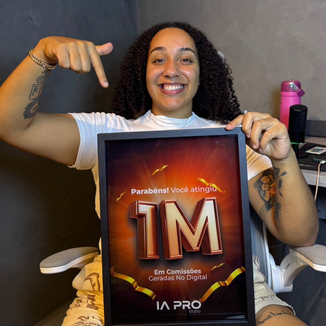 Ket Duarte, criadora do IA PRO STUDIO, segurando sua premiação